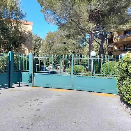 Apartment Superbe A 150 M De La Peguiere Saint-Raphaël
